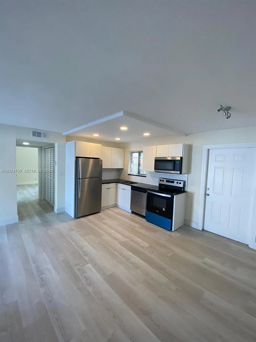 Building Photo - 615 NE 26th St #7