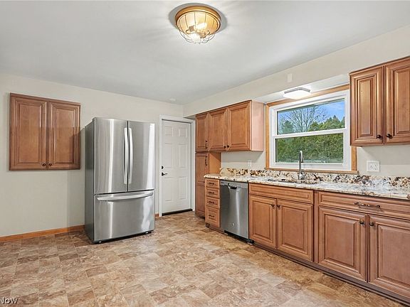 3rd image of 1215 Pleasant Valley Dr NE