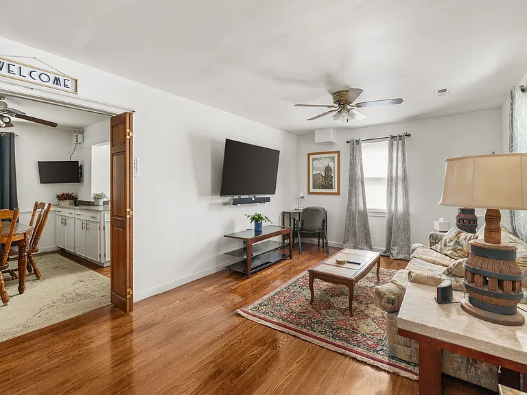 3158 Moody Ave — Photo 4