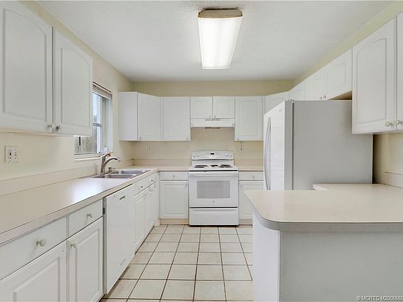 3rd image of 940 Eucalyptus Rd