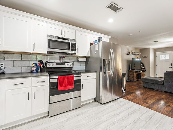 3rd image of 1401 Richard St