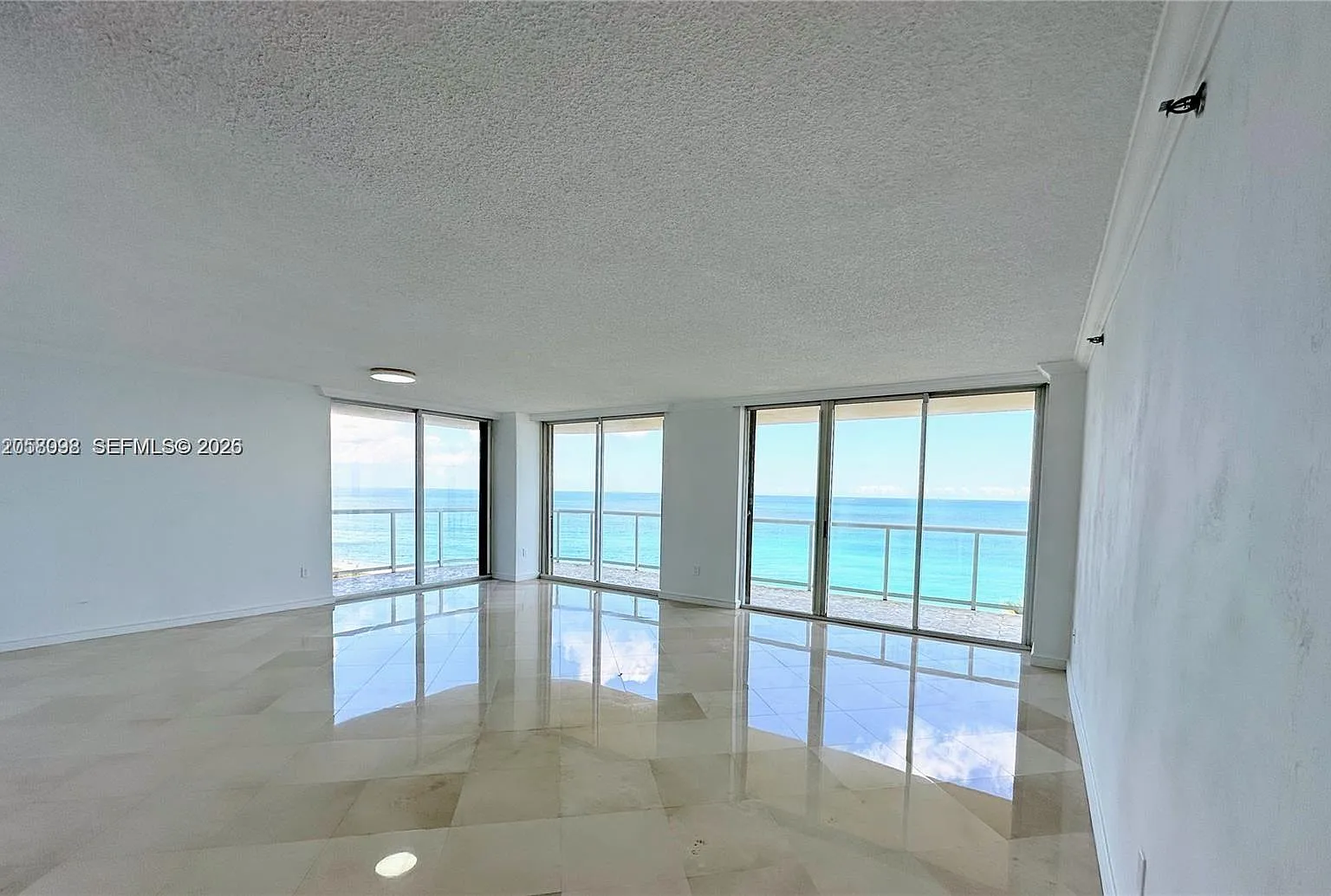 Ocean 88 Condo — Photo 2