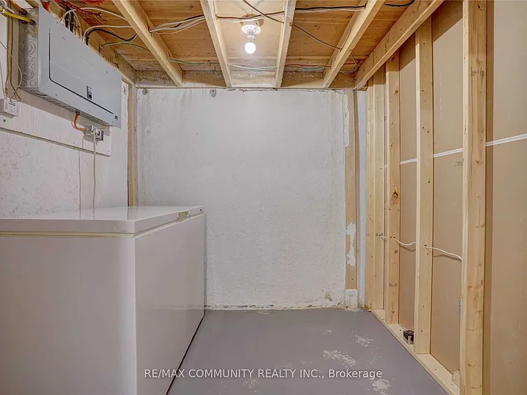 435 Maplewood Dr — Photo 18