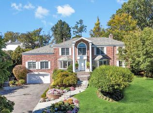 22 Bayside Dr, Great Neck, NY 11023