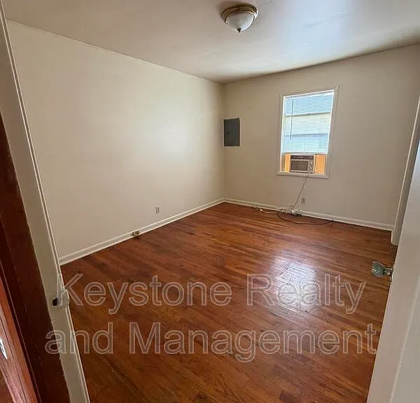 315 Crestview Dr — Photo 3