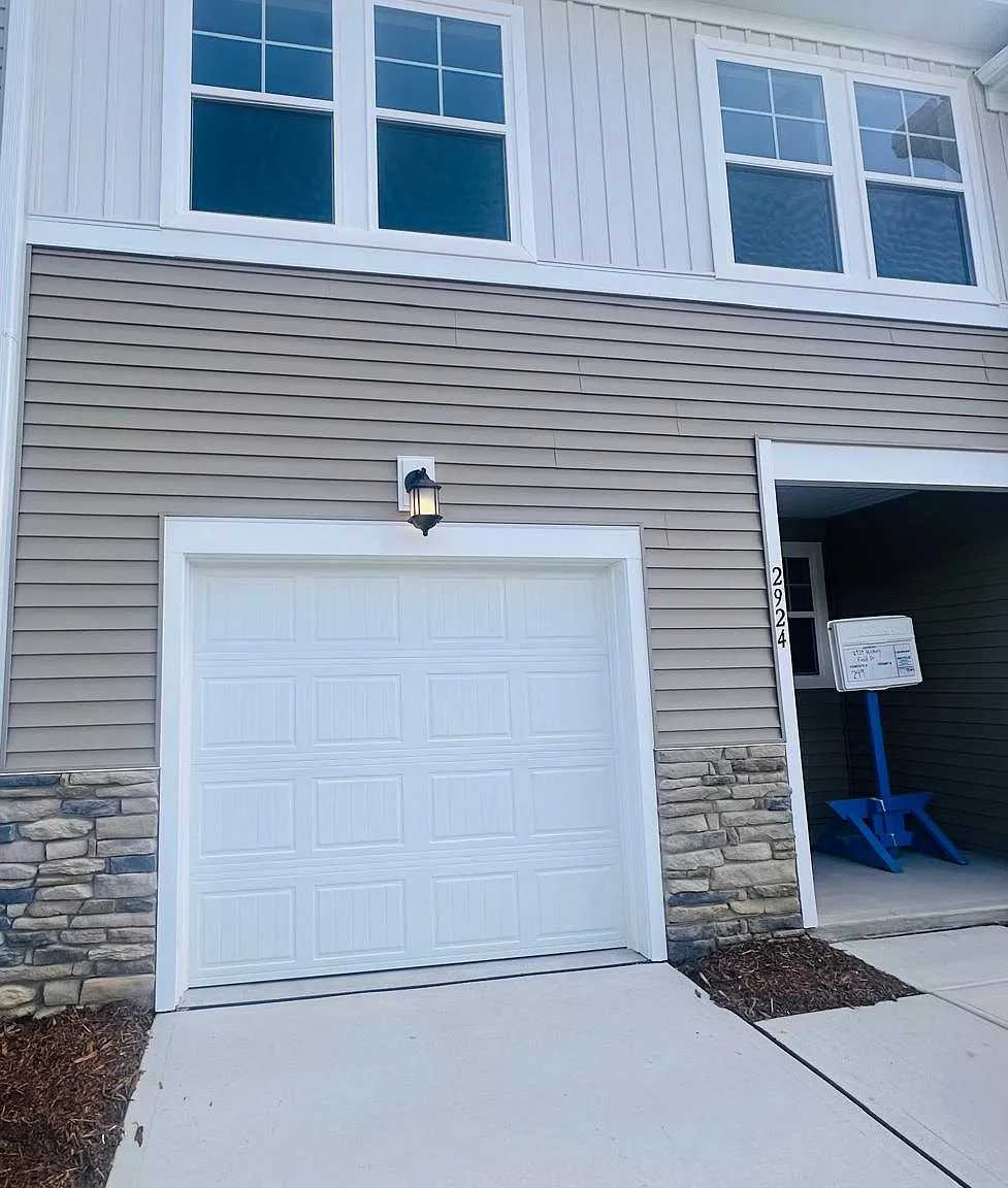 3 bed, 2.5 bath, 2178 sqft, $1,895 — Photo 2