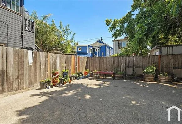 881 W Grand Ave #B — Photo 2