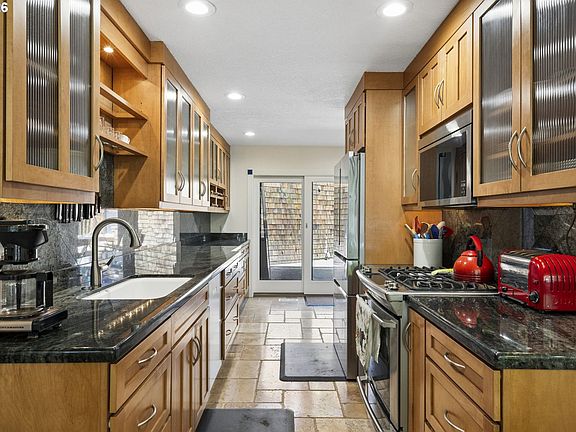 3rd image of 14 Preakness Ct