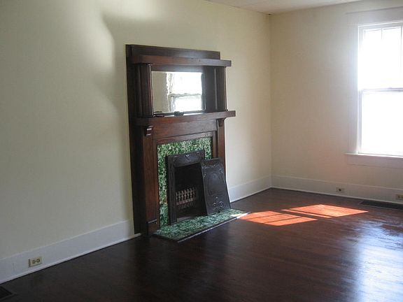3rd image of 124 W Oldham Ave