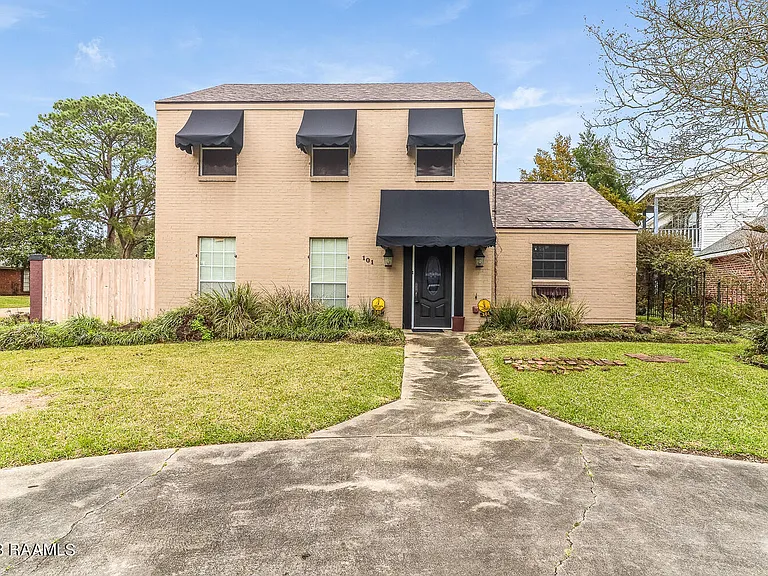 101 Chateau Pl — Photo 1
