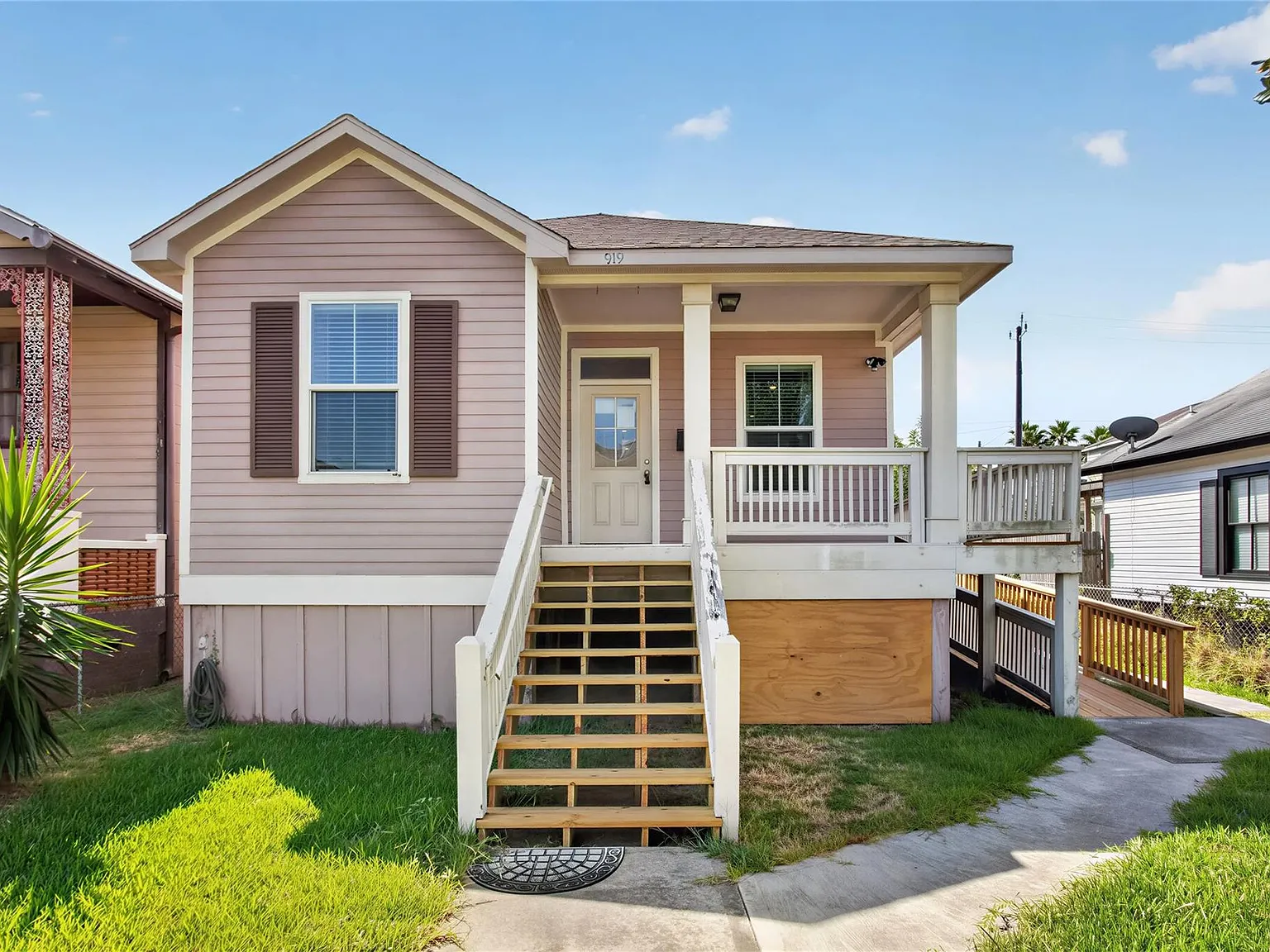 4 bed, 2.0 bath, 1421 sqft, $2,800 — Photo 1