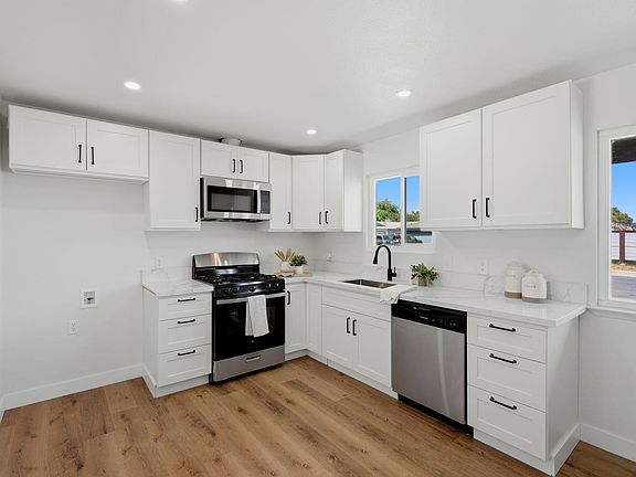 4th image of 905 S Leila Street