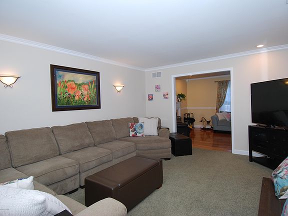 4th image of 3 Sunny Woods Ln