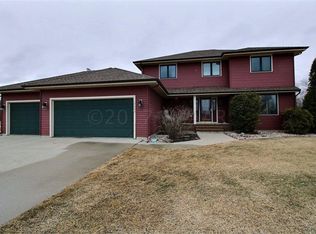 10402 6th St S, Fargo, ND 58104