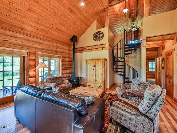 3rd image of 525 Pioneer Drive