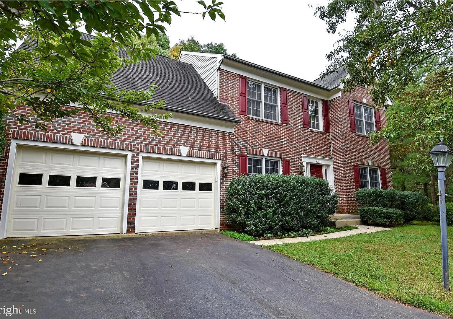 Elegant Brick Colonial on Quiet Cul-de-SacSpacious, Bright, and Private! — Photo 1