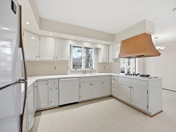 33rd image of 2044 Manor Dr