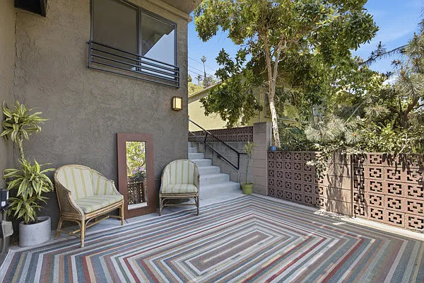 2 bed, 1.5 bath, 1300 sqft, $4,300 — Photo 2