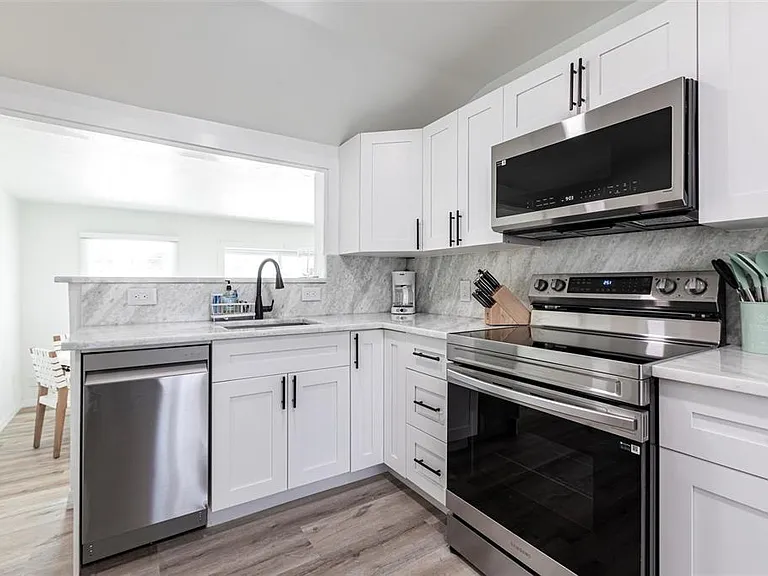640 Broadway St — Photo 10