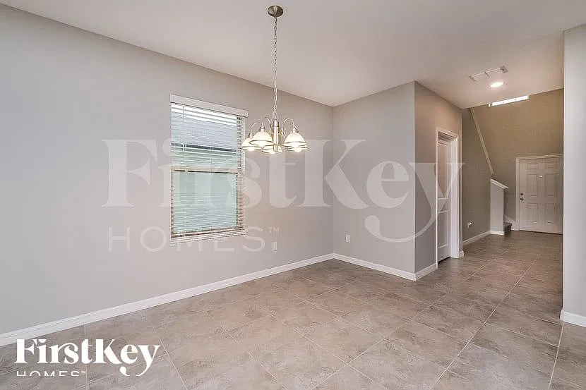 5 bed, 2.5 bath, 2389 sqft, $3,100 — Photo 4