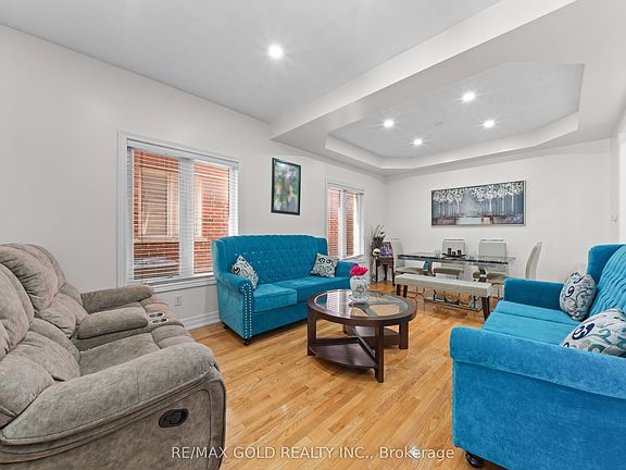 4th image of 19 Attview Cres