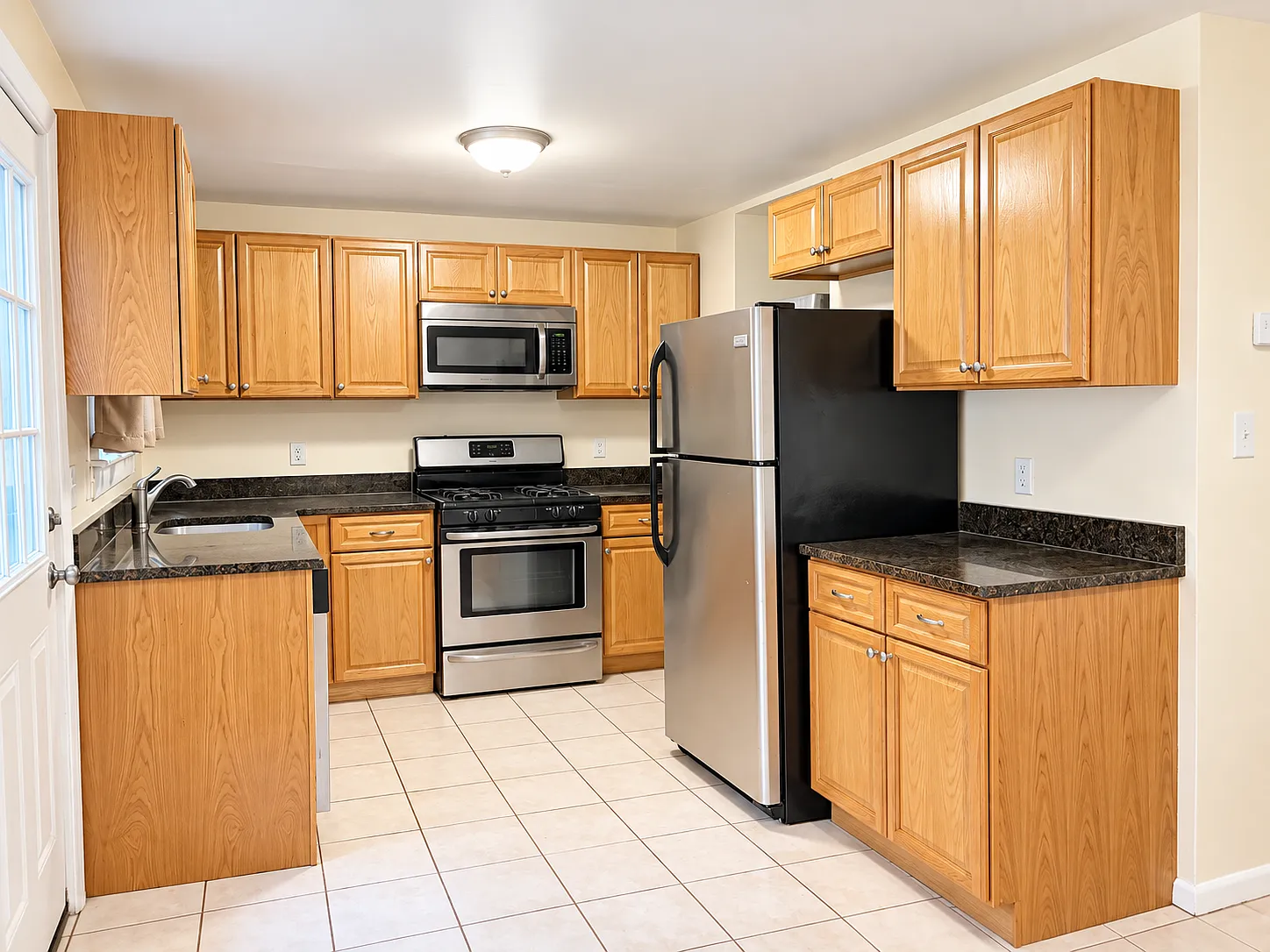 3 bed, 1200 sqft, $2,800 — Photo 2