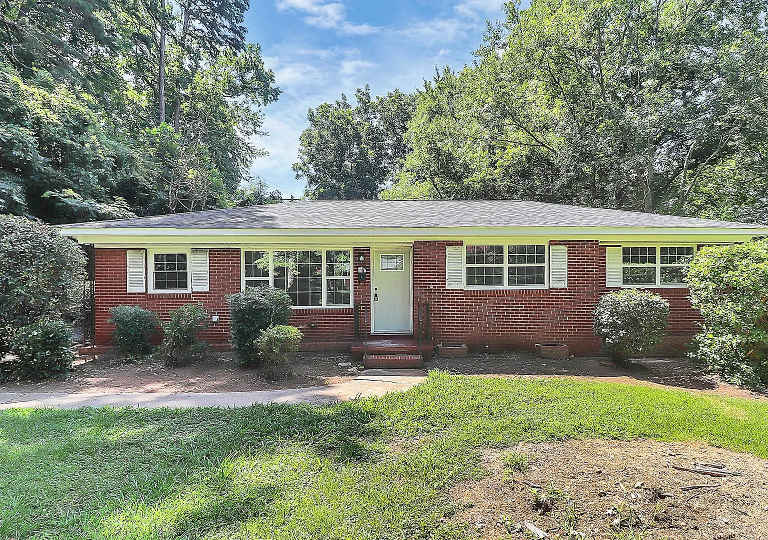 Brick Ranch w/Great Yard! Minutes From Uptown Charlotte! — Photo 1
