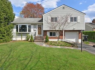 210 Hillcrest Dr, Paramus Boro, NJ 07652