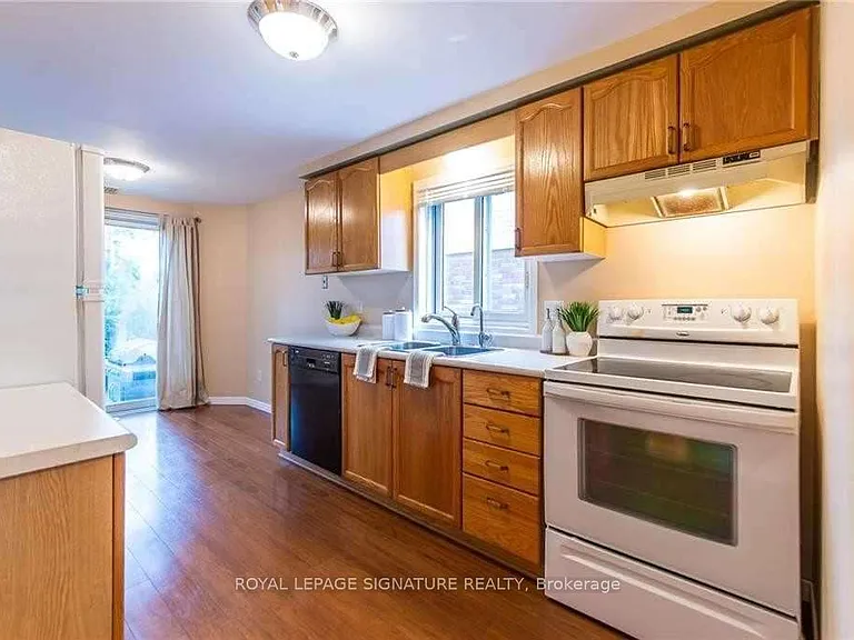 426 Downsview Pl — Photo 4