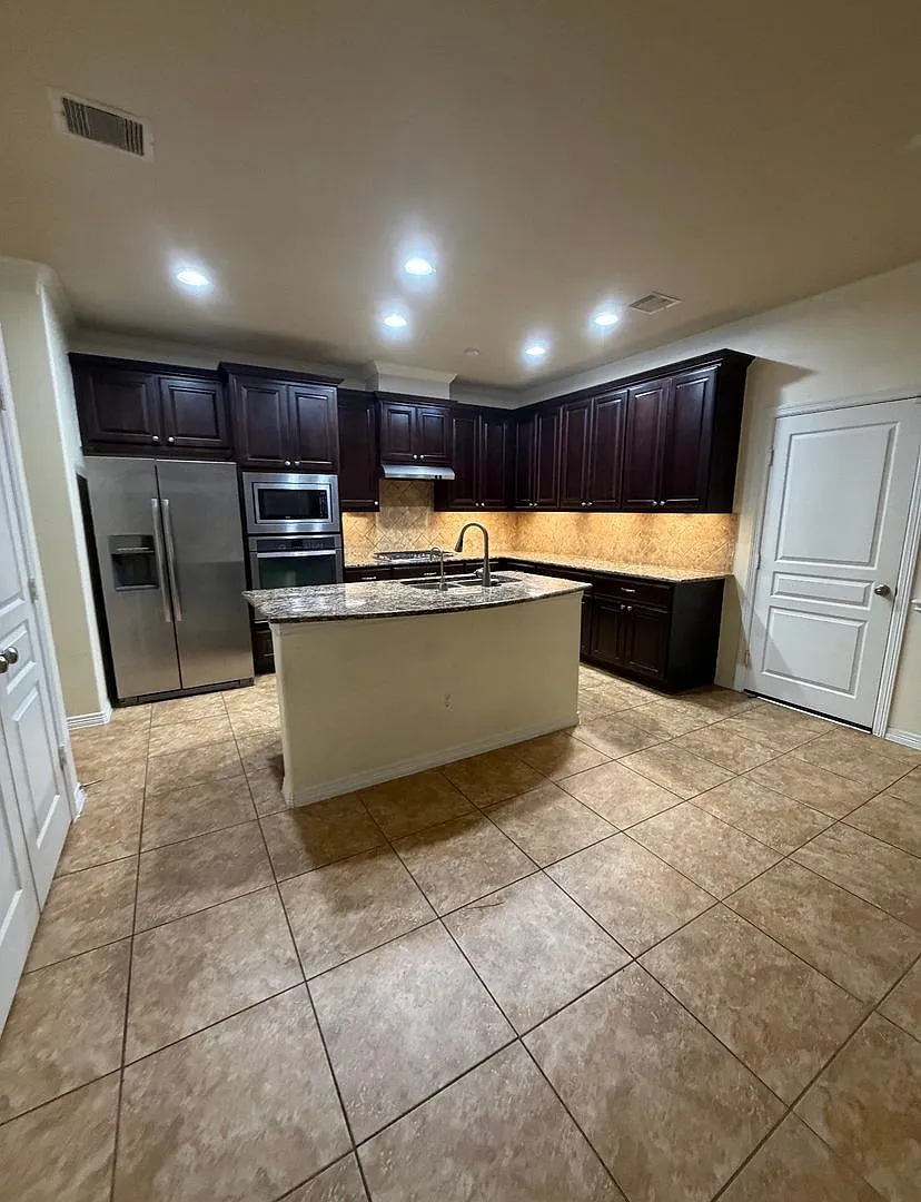 Beautiful spacious home in great location! — Photo 2