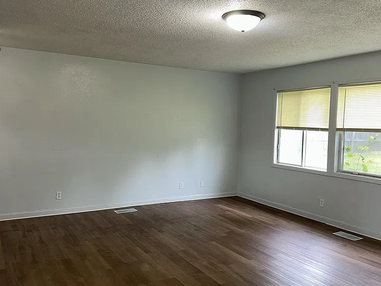 1052 N Lincoln St — Photo 10