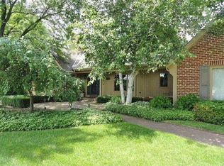 6215 Overlook Ct, Greendale, WI 53129