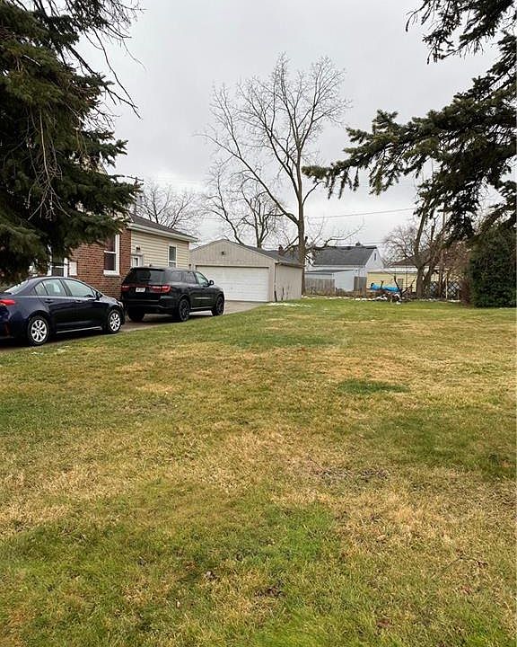2nd image of 7921 Pinegrove Ave