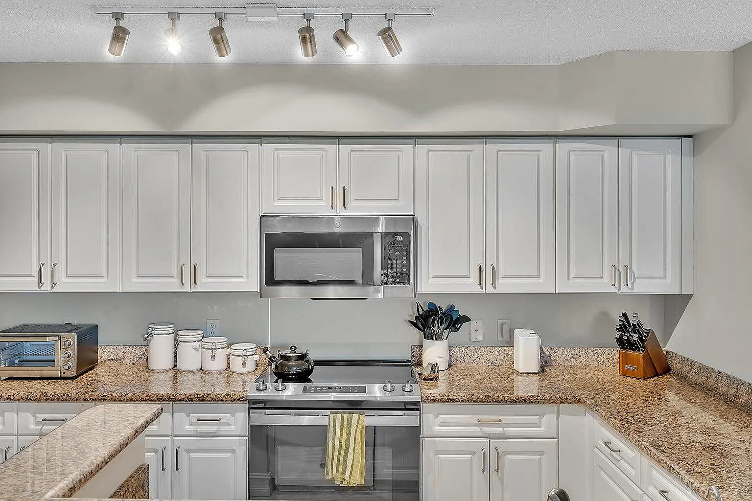 2 bed, 2.0 bath, 1400 sqft, $3,500 — Photo 2