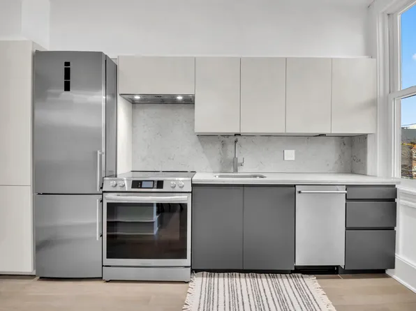 25-20 Newtown Avenue image 5 of 14