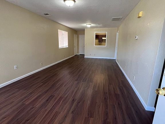 4th image of 200-227 Hunters Ln #202