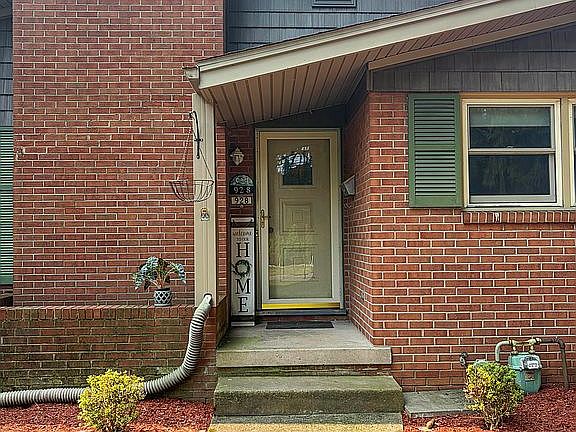 2nd image of 928 Grampian Blvd