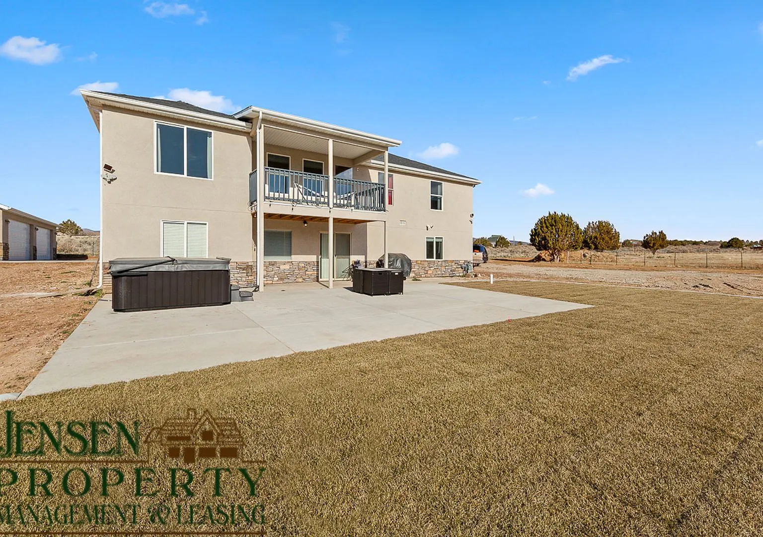 Beautiful Home in New Harmony — Photo 1