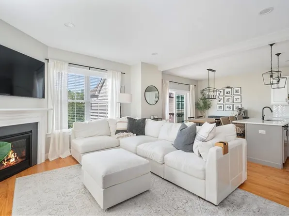 601 Hunting Hill Dr, Cumberland, RI 02864