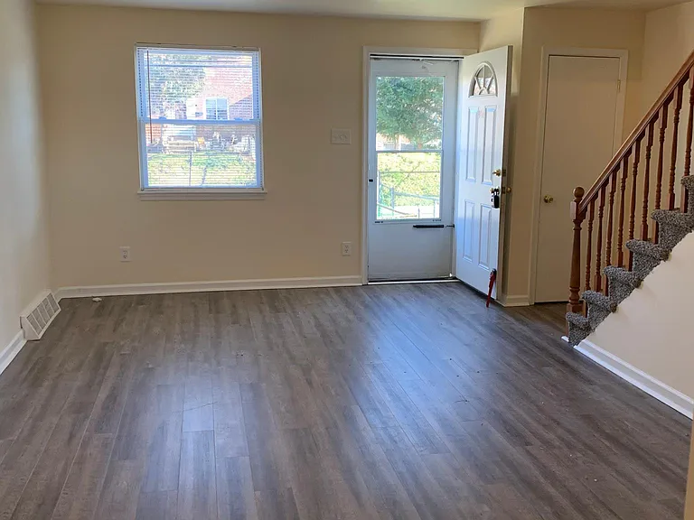 916 Grant Rd — Photo 8