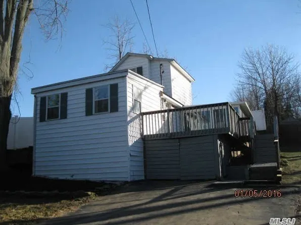 93 Maple Rd, Kings Park, NY 11754