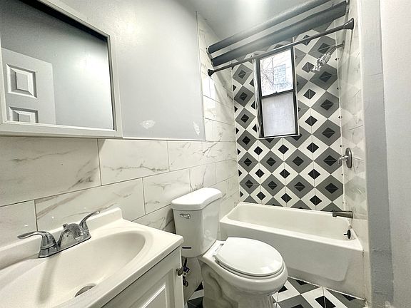 5th image of 84 Romaine Ave #13N