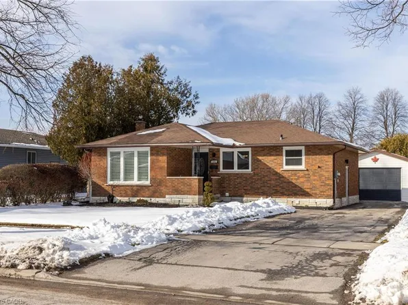 8225 Paddock Trail Dr, Niagara Falls, ON L2H 1X1