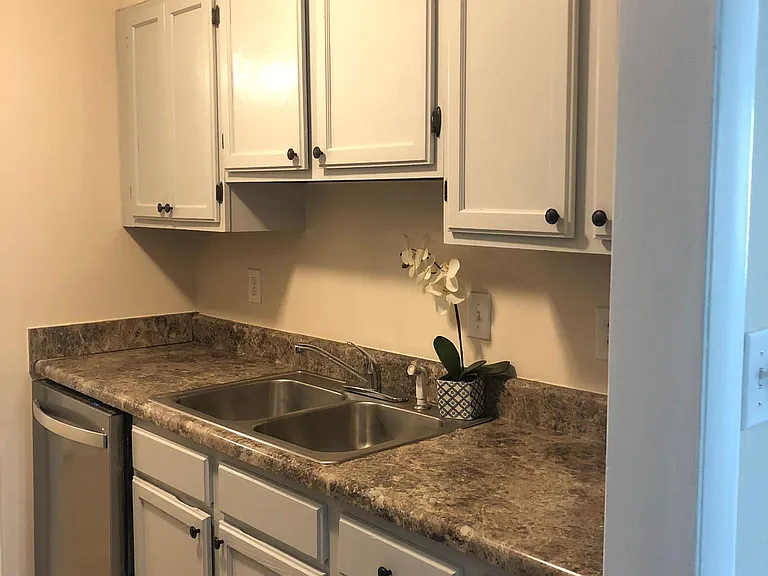 142 King Edward Way — Photo 3