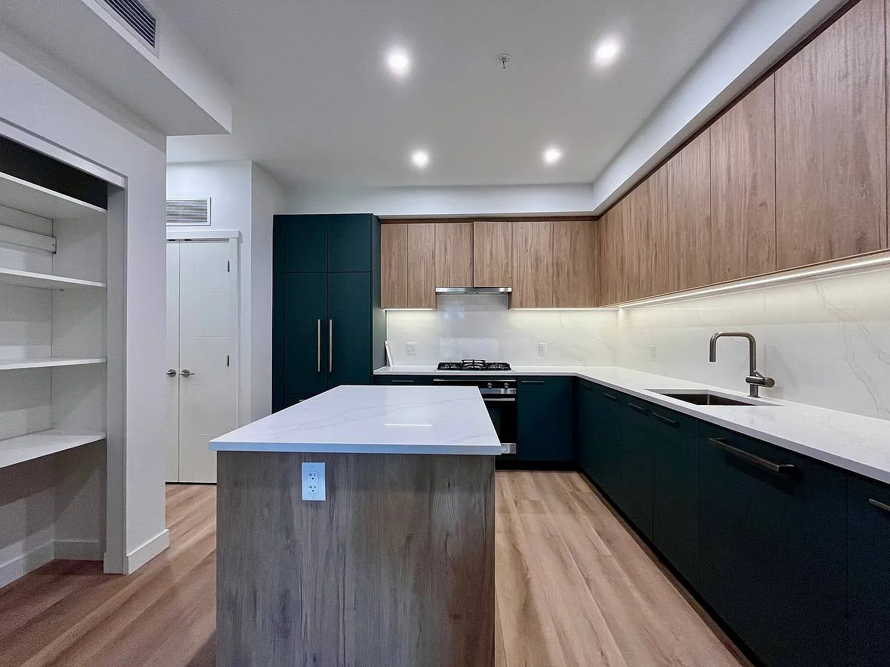 2 bed, 860 sqft, $2,650 — Photo 2