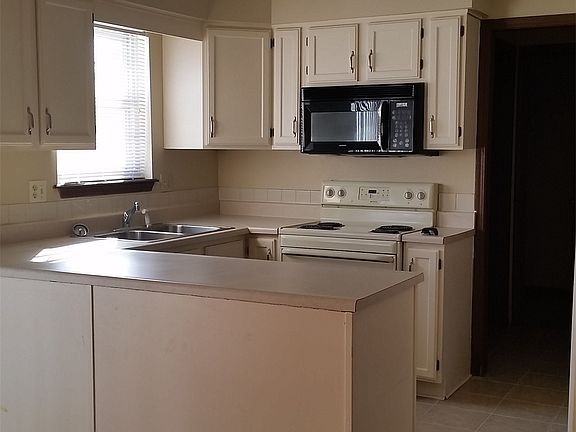 3rd image of 810 NW 36th Street Ter