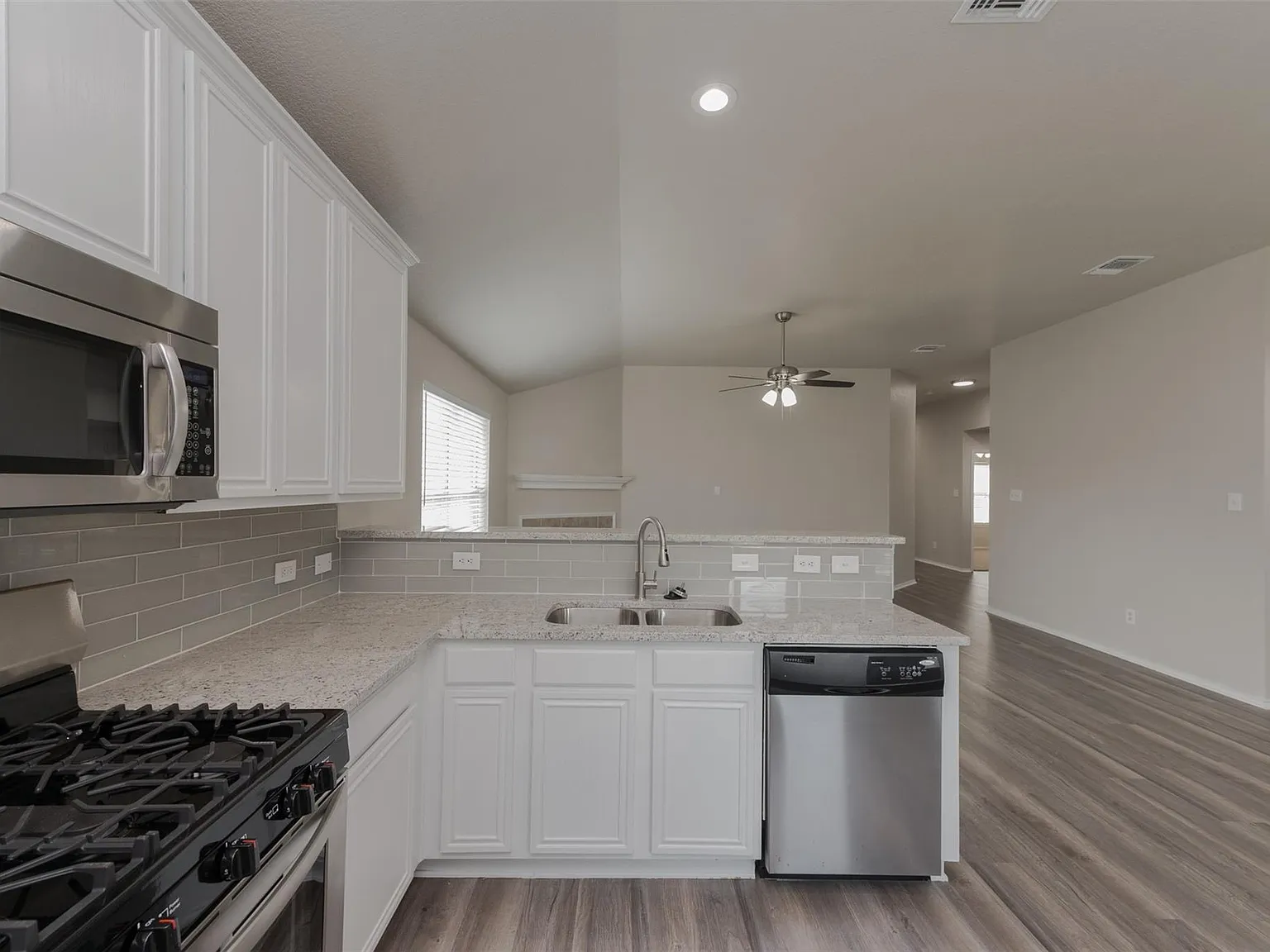 4 bed, 2064 sqft, $3,609 — Photo 2