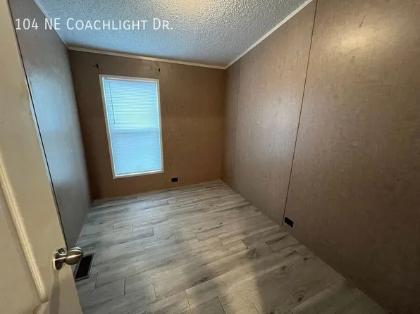 104 NE Coachlight Dr, Topeka, KS 66617