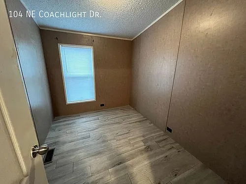 104 NE Coachlight Dr Photo 1