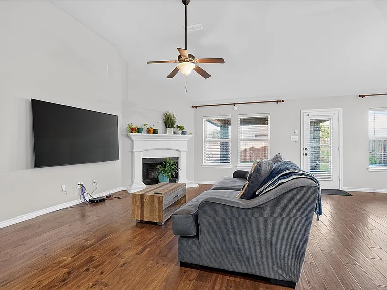 305 Acadia Ln — Photo 6